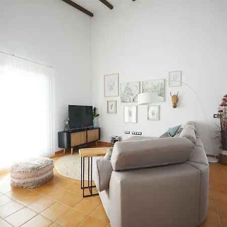 Beautiful Spacious With Private Heated Pool In Lajares